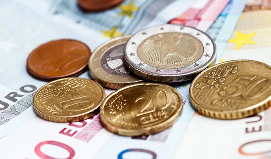 Euro scade spre nivelul de 4,64 lei, dar rămâne peste pragul din august 2012