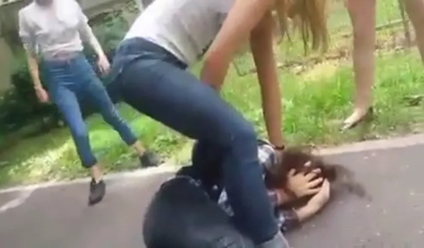 Imagini şocante în Oradea. Un grup de eleve de clasa a IX-a au bătut o adolescentă în plină stradă VIDEO
