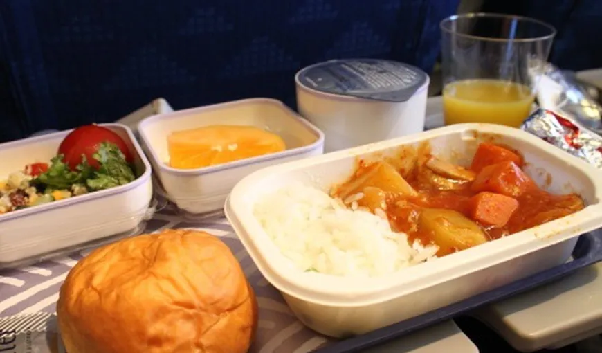 Dacă ai şti cum e preparată mâncarea servită în avion, nici mort nu te-ai atinge de ea FOTO