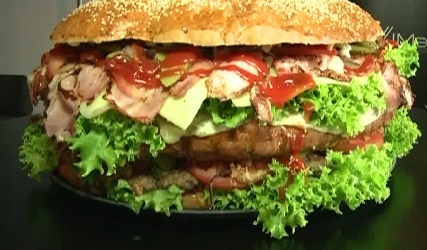 Ce vedete de la noi s-au încumetat să deguste cel mai mare burger din România VIDEO