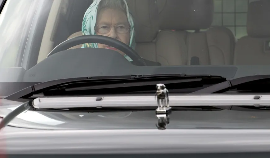 Elisabeta a II-a a Marii Britanii, mai activă ca oricând. Suverana a fost văzută la volan, conducându-şi singură maşina