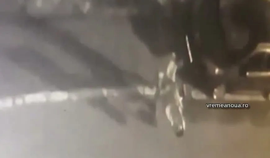 Doi hoţi din Vaslui, filmaţi când au furat un cărucior de bebeluş VIDEO