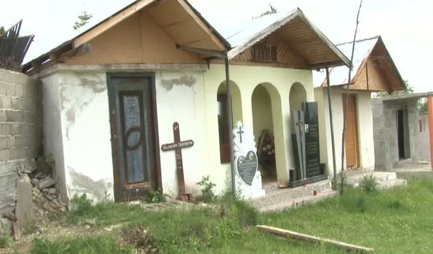 Situaţie uluitoare în Gorj: Morţi îngropaţi în cavouri tip vilă VIDEO