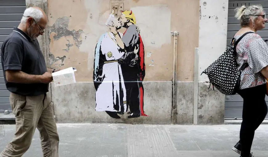 Papa Francisc, sărut pasional cu Donald Trump pe zidurile din apropierea Vaticanului VIDEO