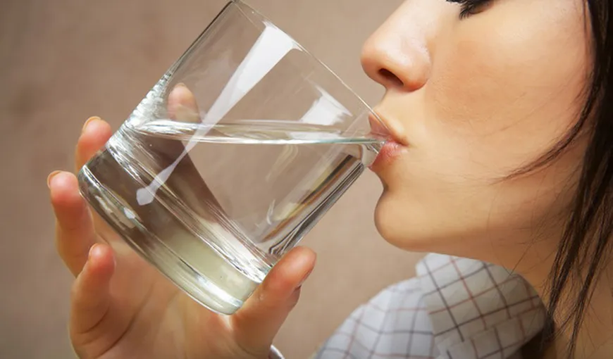 Când şi câtă apă trebuie să bei ca să ajungi la greutatea pe care ţi-o doreşti