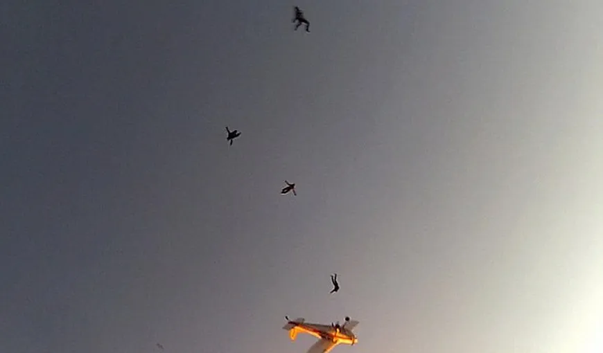 Două avioane pline cu paraşutişti s-au ciocnit în aer. Momentul, surprins de camere VIDEO