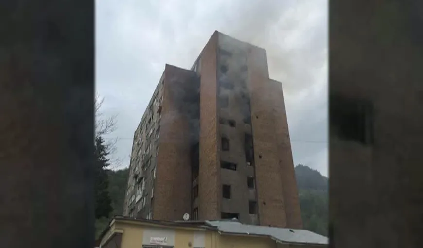 Incendiu într-un bloc din Hunedoara. 75 de persoane au fost evacuate