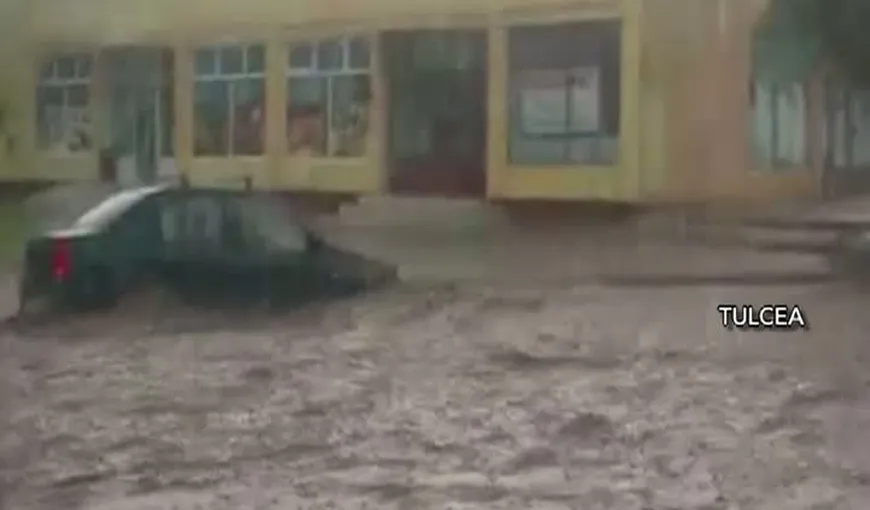 FURTUNILE au făcut prăpăd în ţară: Maşini luate de viituri, grindină, ploi torenţiale VIDEO