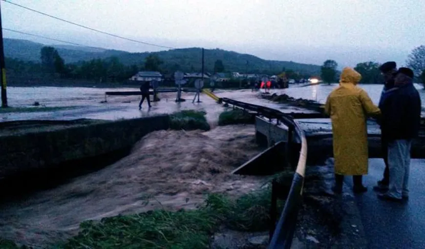 Ploile torenţiale au făcut PRĂPĂD în ţară. Gospodării inundate, oameni evacuaţi, pod de pe un drum naţional distrus de ape VIDEO