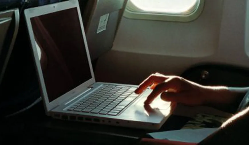 Pasagerilor care zboară din Europa către SUA li s-ar putea interzice să urce cu laptopurile în avion