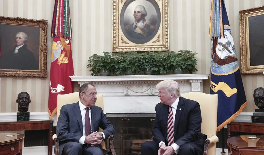 Trump este suspectat că i-ar fi dezvăluit informaţii clasificate lui Lavrov. Casa Albă neagă