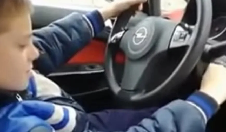 A regretat că şi-a lăsat fiul de 10 ani să conducă maşina. Uite ce a s-a întâmplat VIDEO