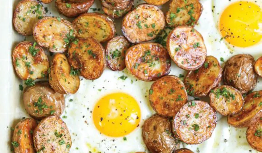 Mic dejun cu ou şi cartofi, la cuptor