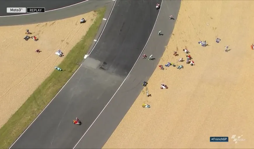 Imagini nemaivăzute în Moto3. Mai mult de jumătate din concurenţii în Grand Prix-ul Franţei au căzut în primul tur VIDEO