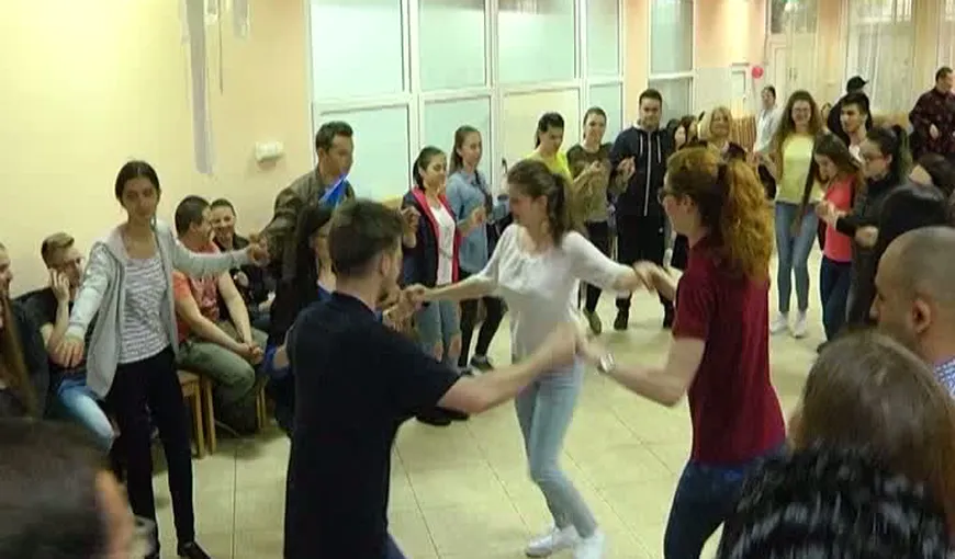 Petrecere cu o mie de mici şi dans în cantina universităţii din Sibiu VIDEO