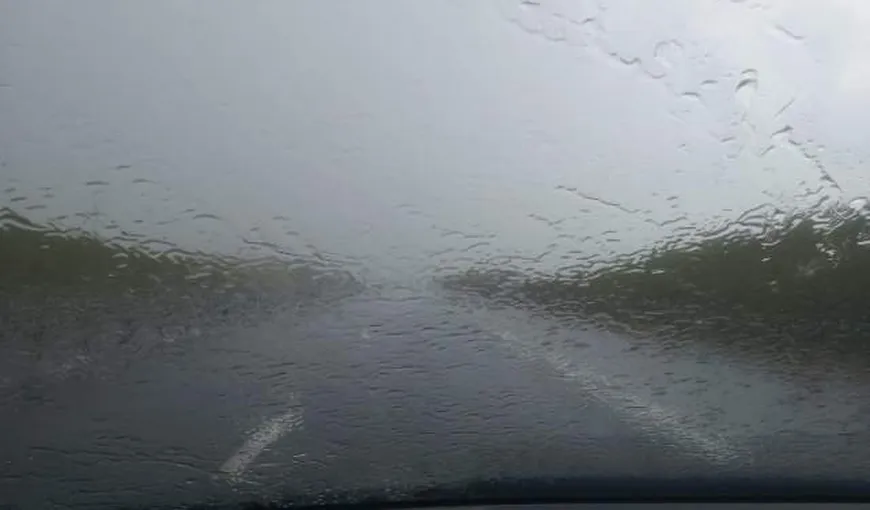 Trafic îngreunat pe A1, A2, A3 şi pe mai multe drumuri naţionale din cauza ploilor torenţiale