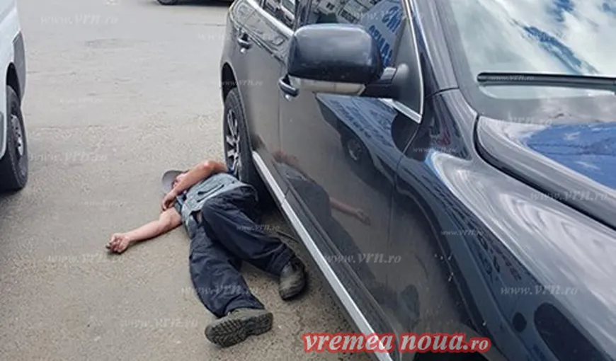 Un gropar beat mort a căzut adormit sub o maşină. Incredibil ce a făcut proprietarul autoturismului VIDEO