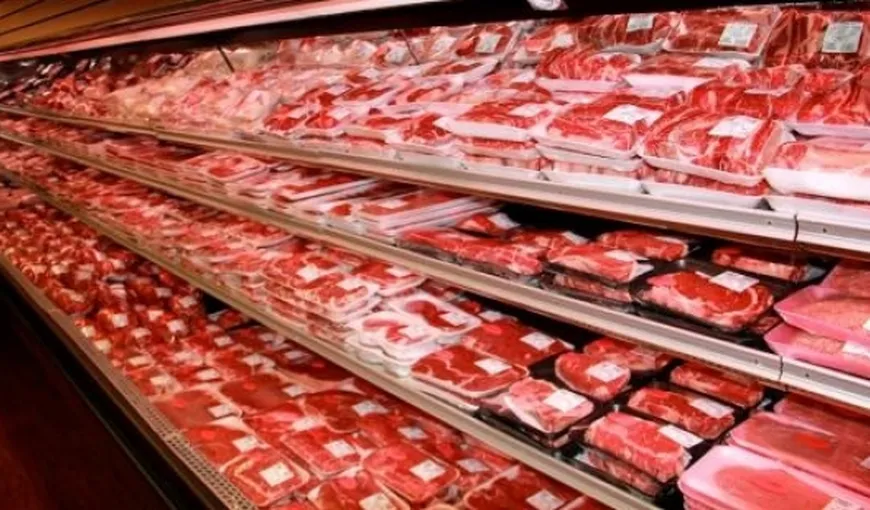 Zeci de kilograme de carne EXPIRATĂ, găsită într-un magazin din Constanţa