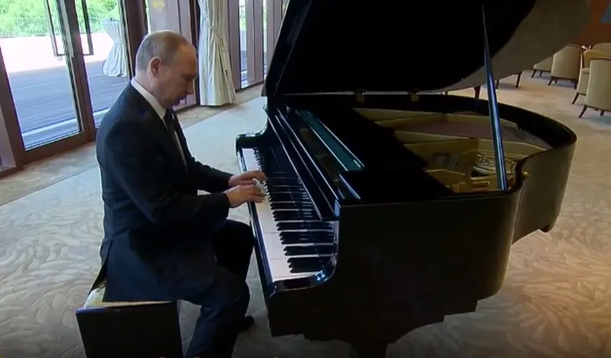 Vladimir Putin, surprins cântând la pian, înaintea întâlnirii bilaterale cu liderul chinez Xi Jinping