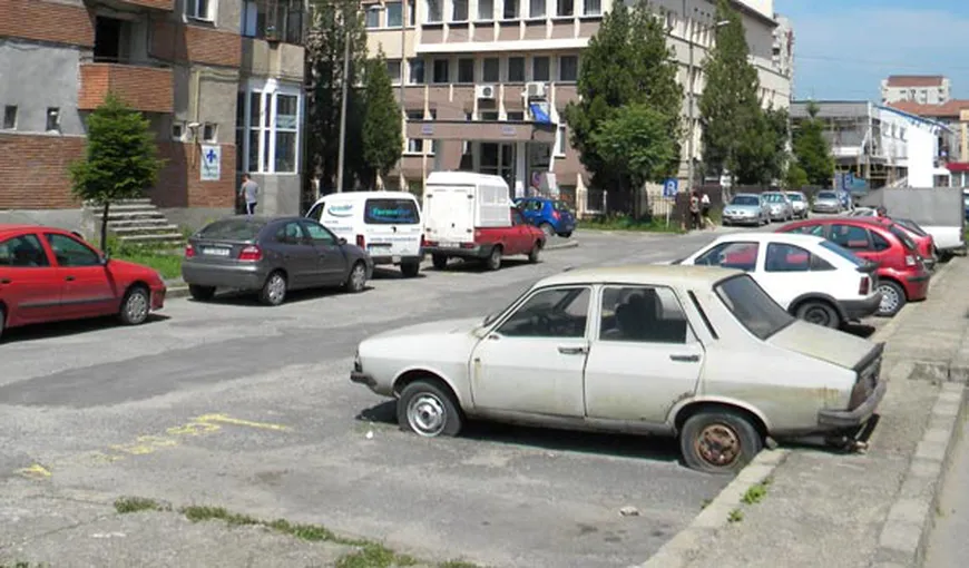 Mii de locuri de parcare din Bucureşti, ocupate de rable. Proprietarii pot primi amenzi de 3000 de lei