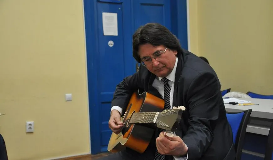 Imagini INEDITE cu primarul Timişoarei! Nicolae Robu a cântat la chitară de ziua lui VIDEO