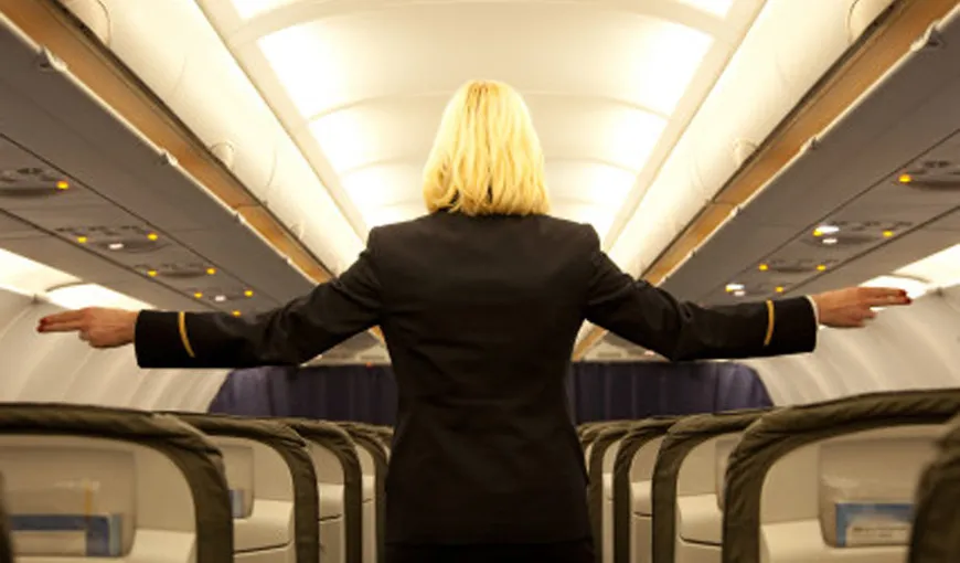 Ce mesaje SECRETE îşi transmit stewardesele atunci când comunică prin semne în timpul zborului VIDEO
