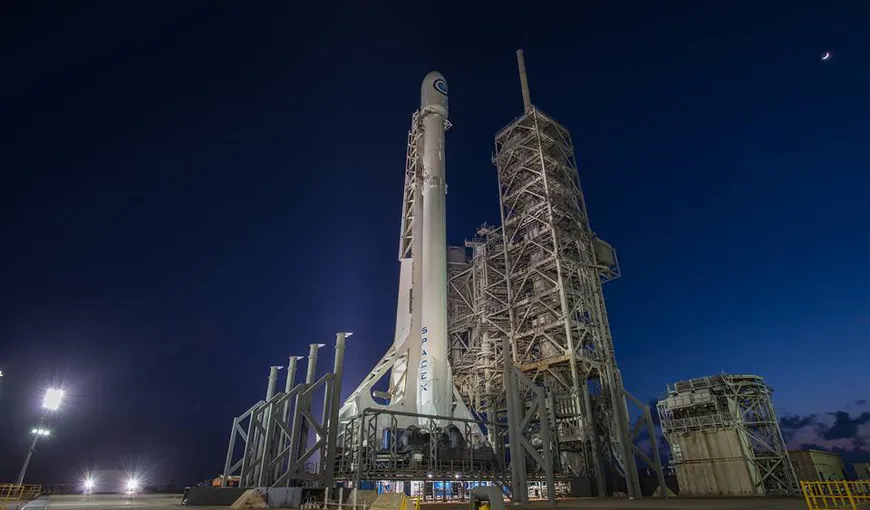 Racheta Falcon 9, a companiei SpaceX, lansată cu succes în prima ei misiune, s-a întors cu bine la sol VIDEO