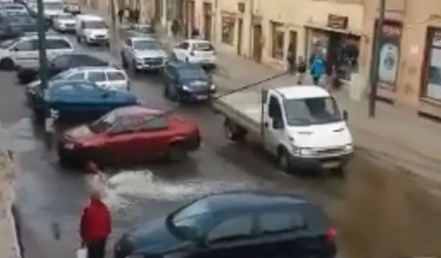 Stradă din Timişoara, INUNDATĂ din cauza unei şoferiţe neatente VIDEO