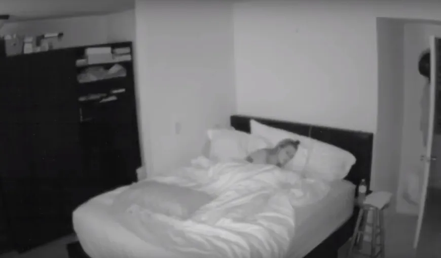 Dormea când uşa dormitorului s-a deschis: nu era nimeni. A doua zi s-a uitat pe înregistrare şi a avut un şoc VIDEO