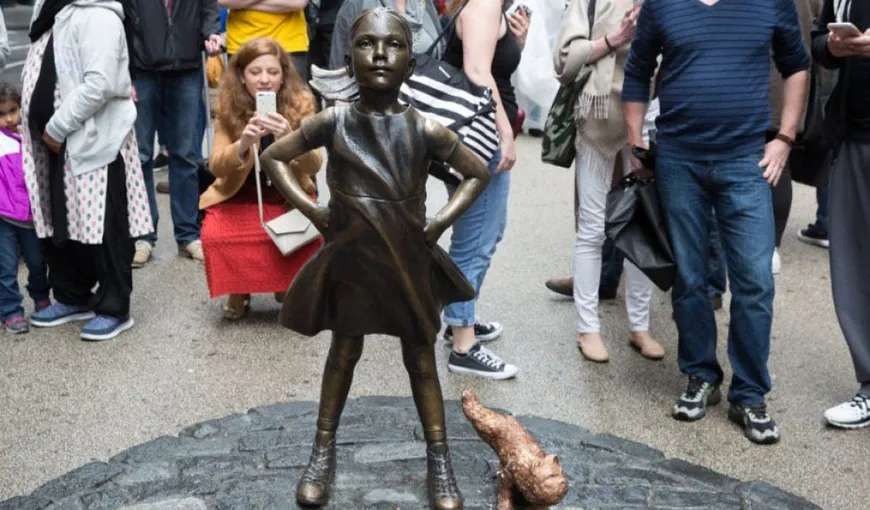 Statuia unui câine care urinează a fost amplasată lângă „fata neînfricată” care sfidează „Taurul” de pe Wall Street