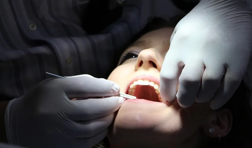 Un dentist i-a extras unei paciente 22 de dinţi sănătoşi. Motivul este revoltător