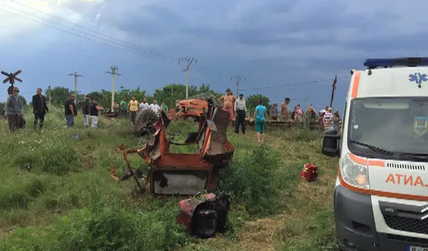 Accident în Ialomiţa. Un bărbat a fost rănit grav după ce utilajul agricol pe care îl conducea a fost lovit de un tren VIDEO