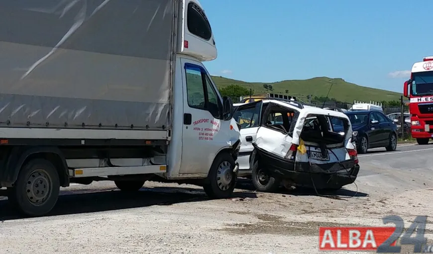 Accident cu trei maşini în Alba Iulia. Trei persoane au fost rănite