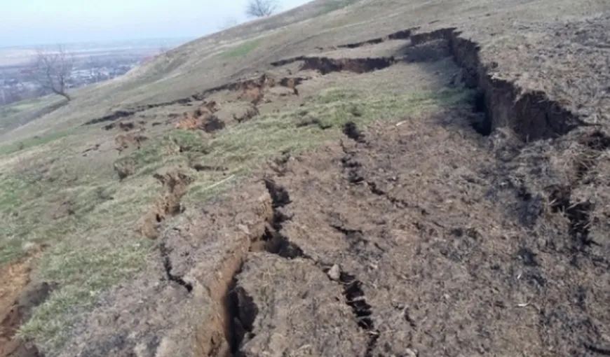 Alunecare de teren Alunu, Vâlcea: Masele de steril au ajuns la 32 metri de un drum judeţean şi la 110 metri de Olteţ