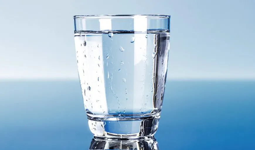 Apa minerală poate agrava anumite boli. Iată în ce situaţii este contraindicată