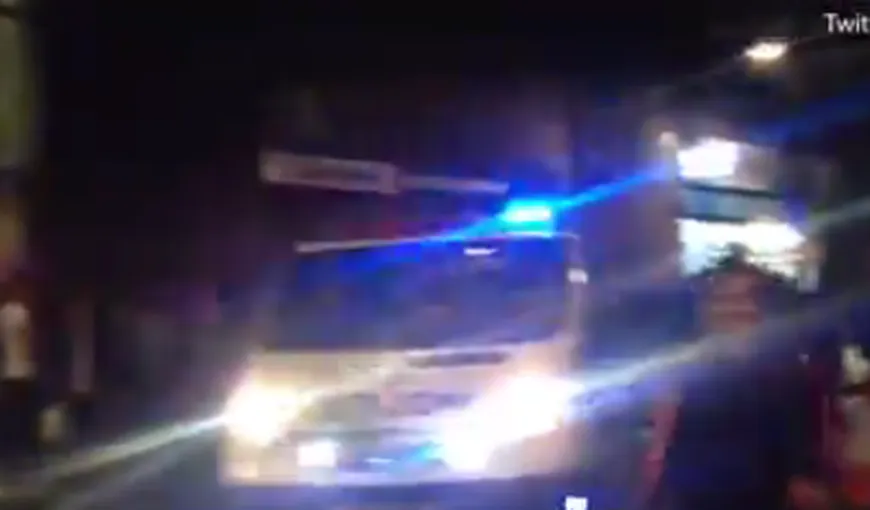 Un taximetrist a încercat să oprească TERORIŞTII din Londra, înarmaţi cu mai multe cuţite, după ce au intrat cu o duba în oameni VIDEO