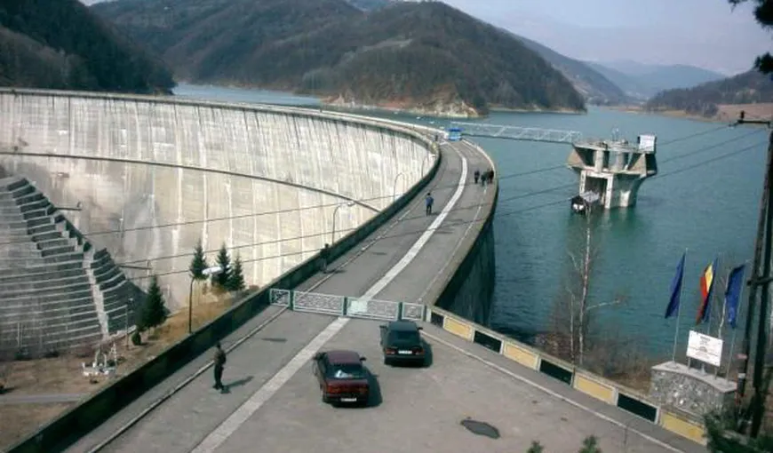 O conductă magistrală care deserveşte barajul de la Măneciu, Prahova, s-a spart. Jetul de apă a proiectat o maşină într-un gard