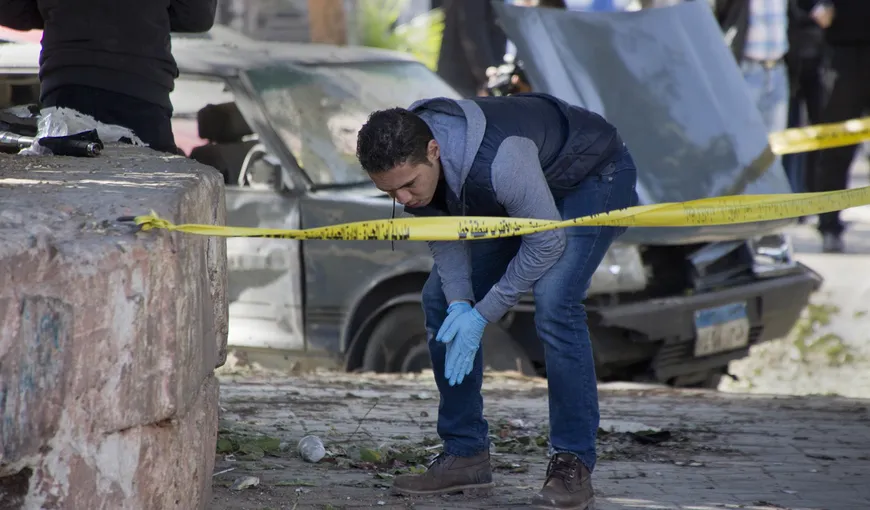 Atentat cu dispozitiv exploziv la Cairo. Un poliţist a murit şi patru sunt răniţi