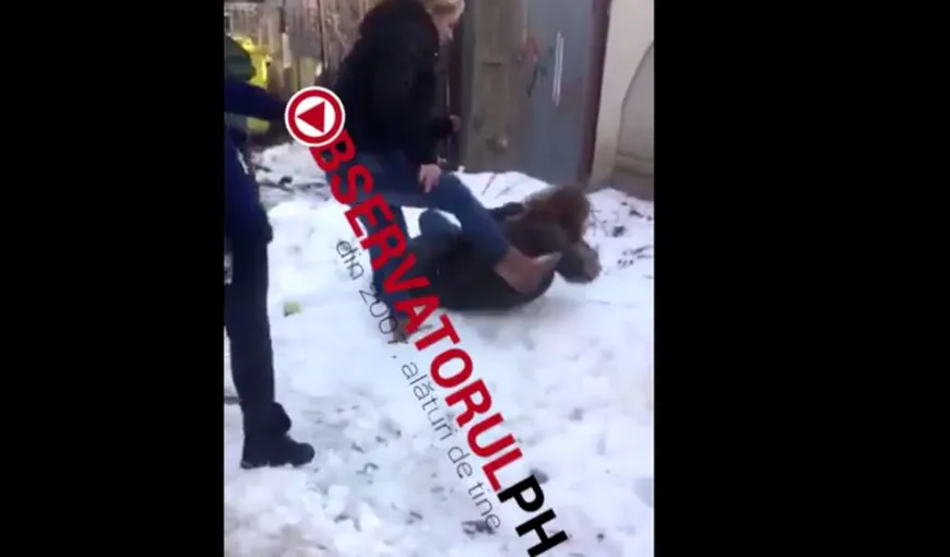 O copilă de 17 ani, bătută cu bestialitate de o altă fată. Scuipată, lovită fără milă şi călcată pe cap, fără ca cineva să intervină