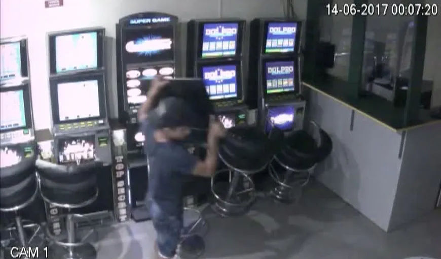 Un minor, filmat în timp ce fură televizoare dintr-o sală de jocuri VIDEO
