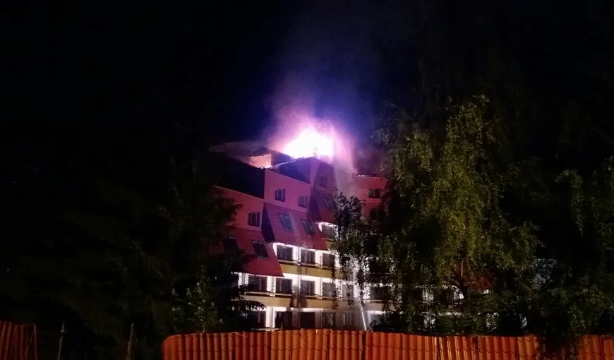 Acoperişul hotelului Ciucaş, din Poiana Braşov, cuprins de flăcări. Incendiul a fost stins UPDATE