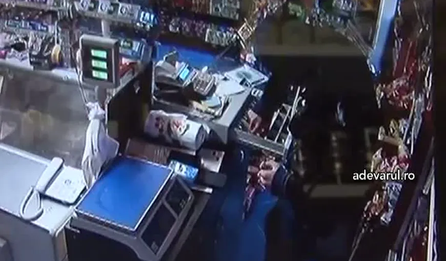 Fiul unui afacerist din Argeş care a jefuit un magazin şi a bătut-o pe vânzătoare, condamnat la închisoare VIDEO