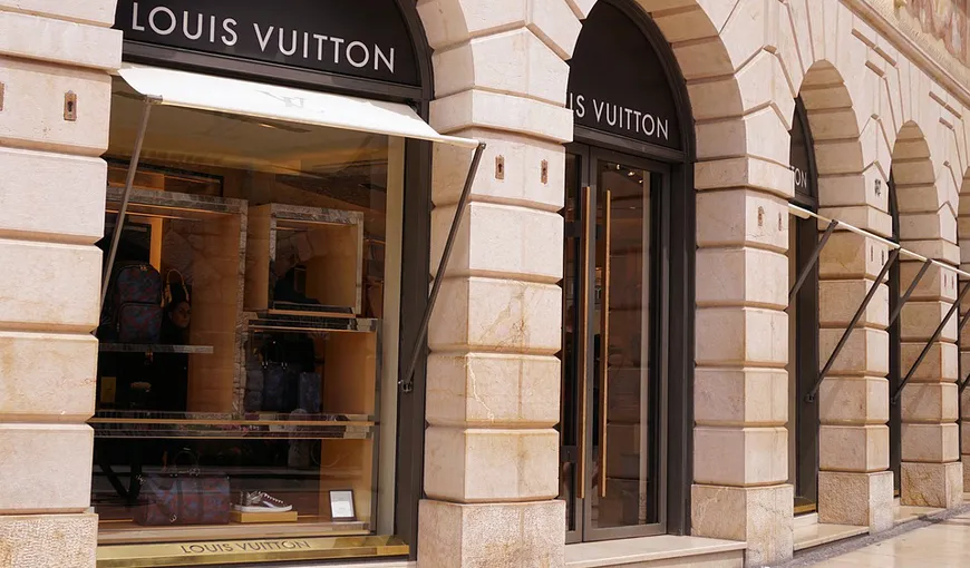 The Guardian: Locul din România unde Louis Vuitton îşi fabrică pantofii „italieni”. Muncitorii, plătiţi cu 133 euro pe lună