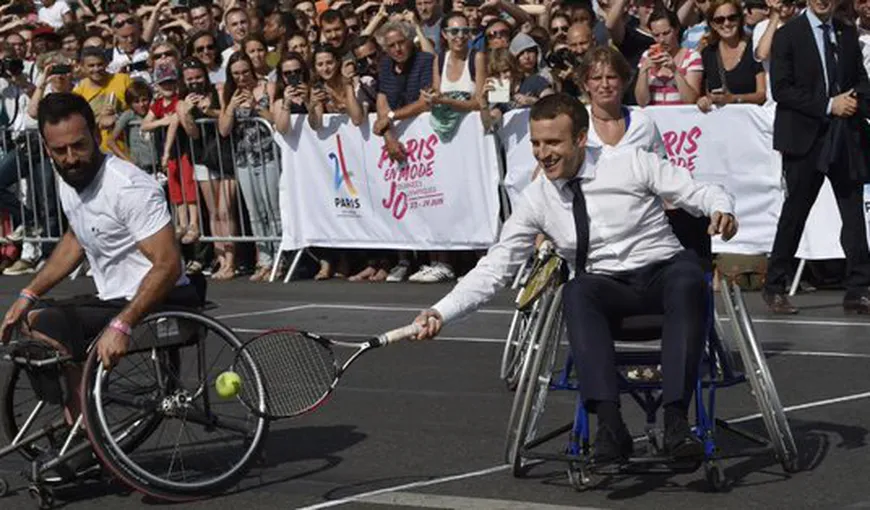 Emmanuel Macron a jucat box şi tenis în scaun cu rotile. Imagini inedite cu preşedintele Franţei VIDEO