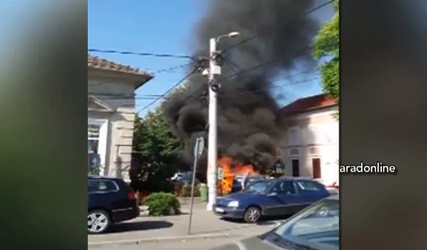 Maşină în flăcări în centrul Aradului