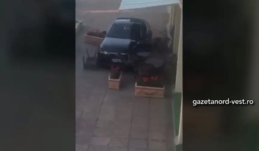 Imagini şocante în Satu Mare. Un şofer a intrat cu maşina în terasa unui cazinou