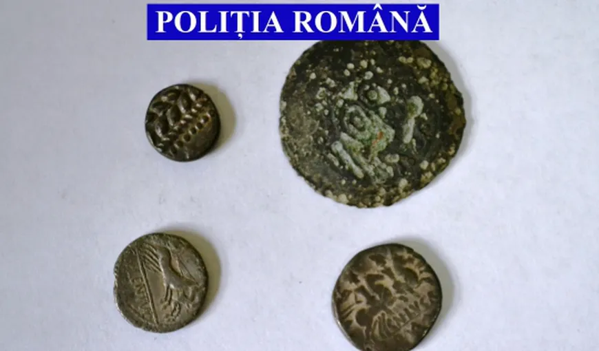 Patru monede antice, recuperate de poliţiştii din Hunedoara
