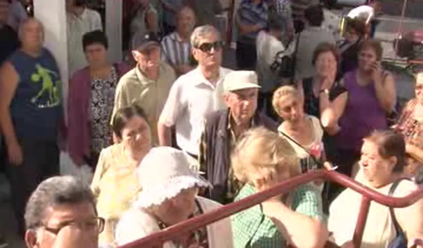 Pensionarii din Gorj s-au călcat în picioare pentru a prinde un bilet la tratament VIDEO