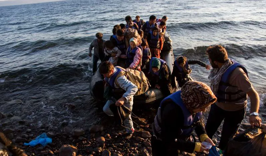 Zeci de migranţi aflaţi pe o ambarcaţiune în pericol de scufundare, salvaţi de poliţiştii români de frontieră