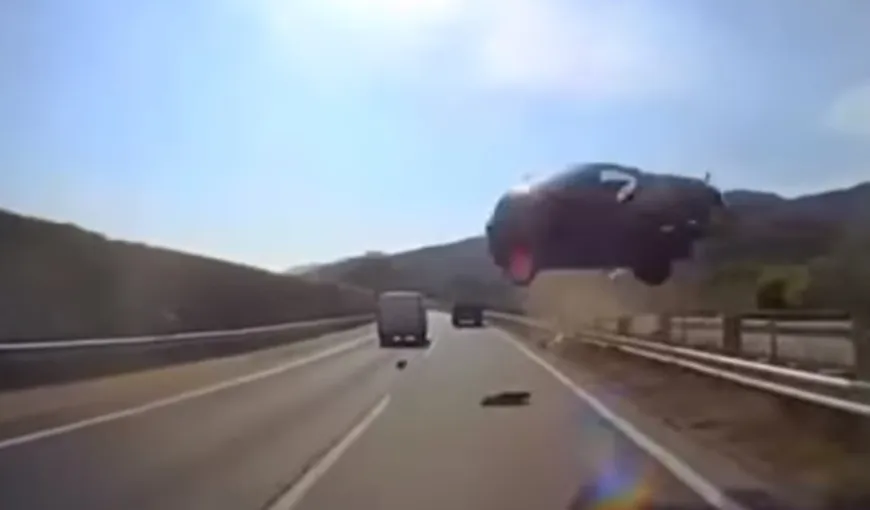 Şi-au văzut moartea cu ochii! O maşină a căzut peste un autocar plin cu turişti VIDEO